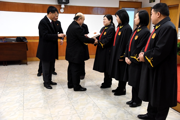 颁发证书.JPG 颁发证书.JPG